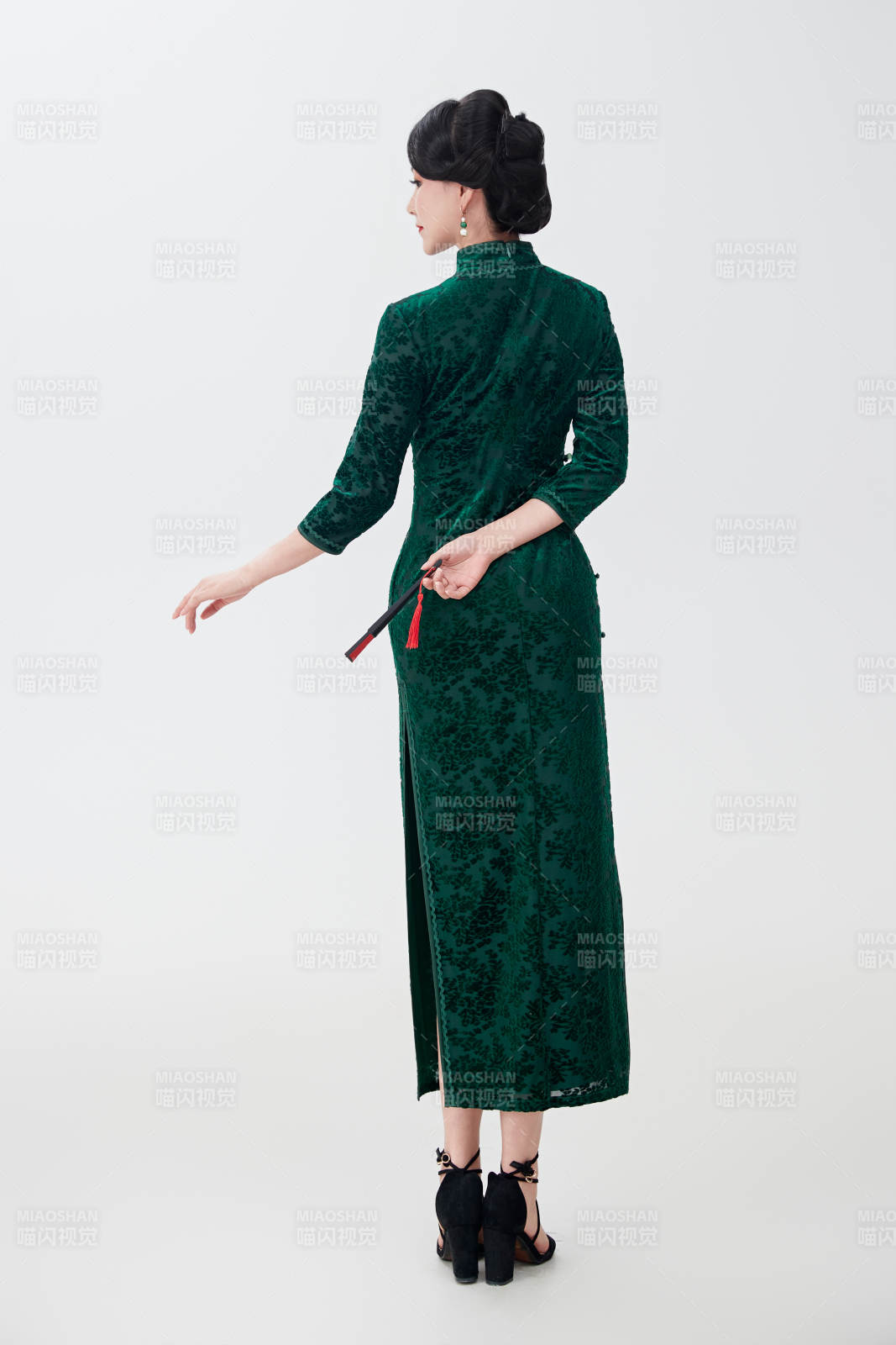 穿著中式旗袍手拿香扇的亞洲美女