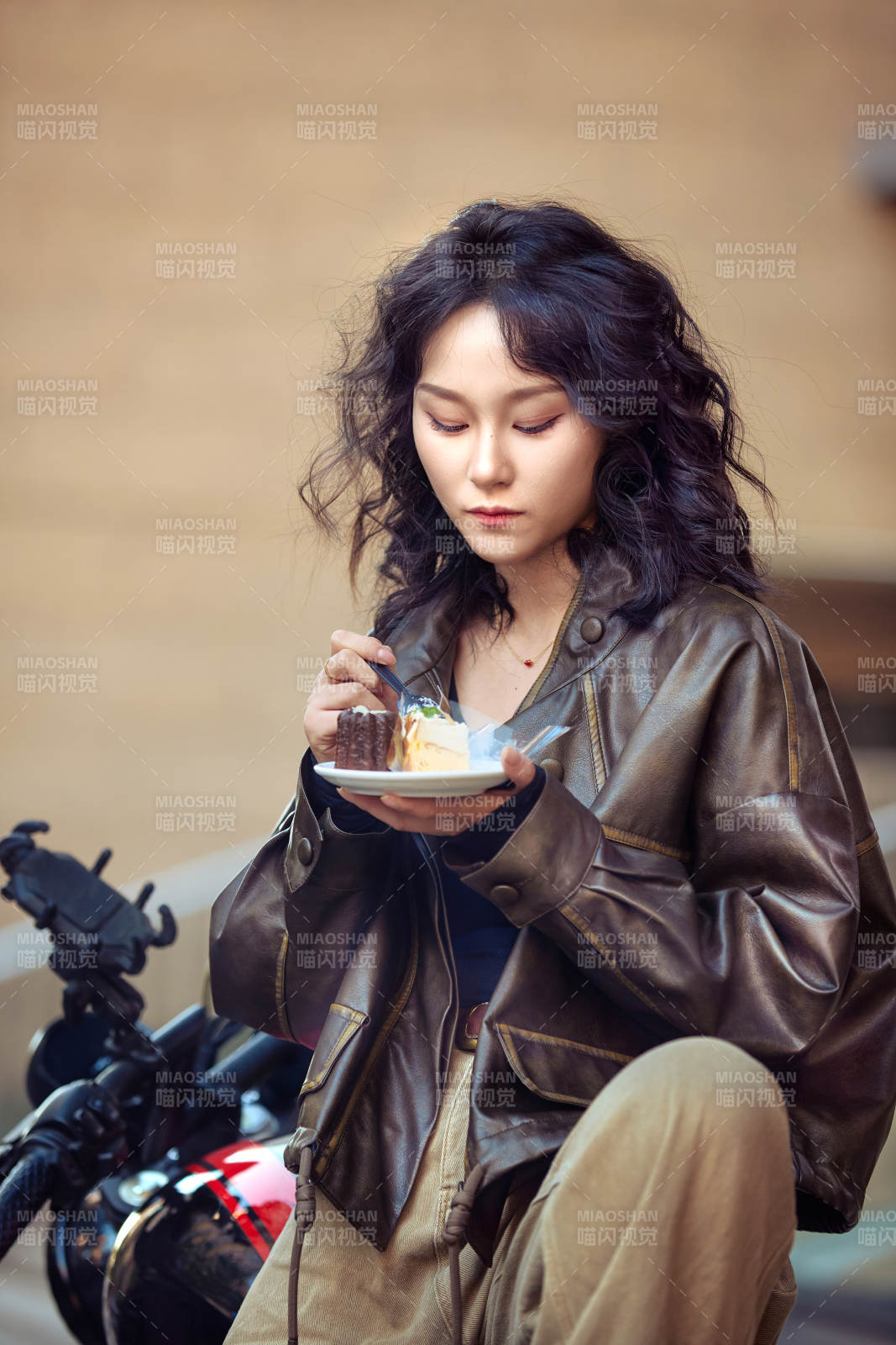 戶外在復(fù)古機(jī)車上品嘗甜點(diǎn)的亞洲美女