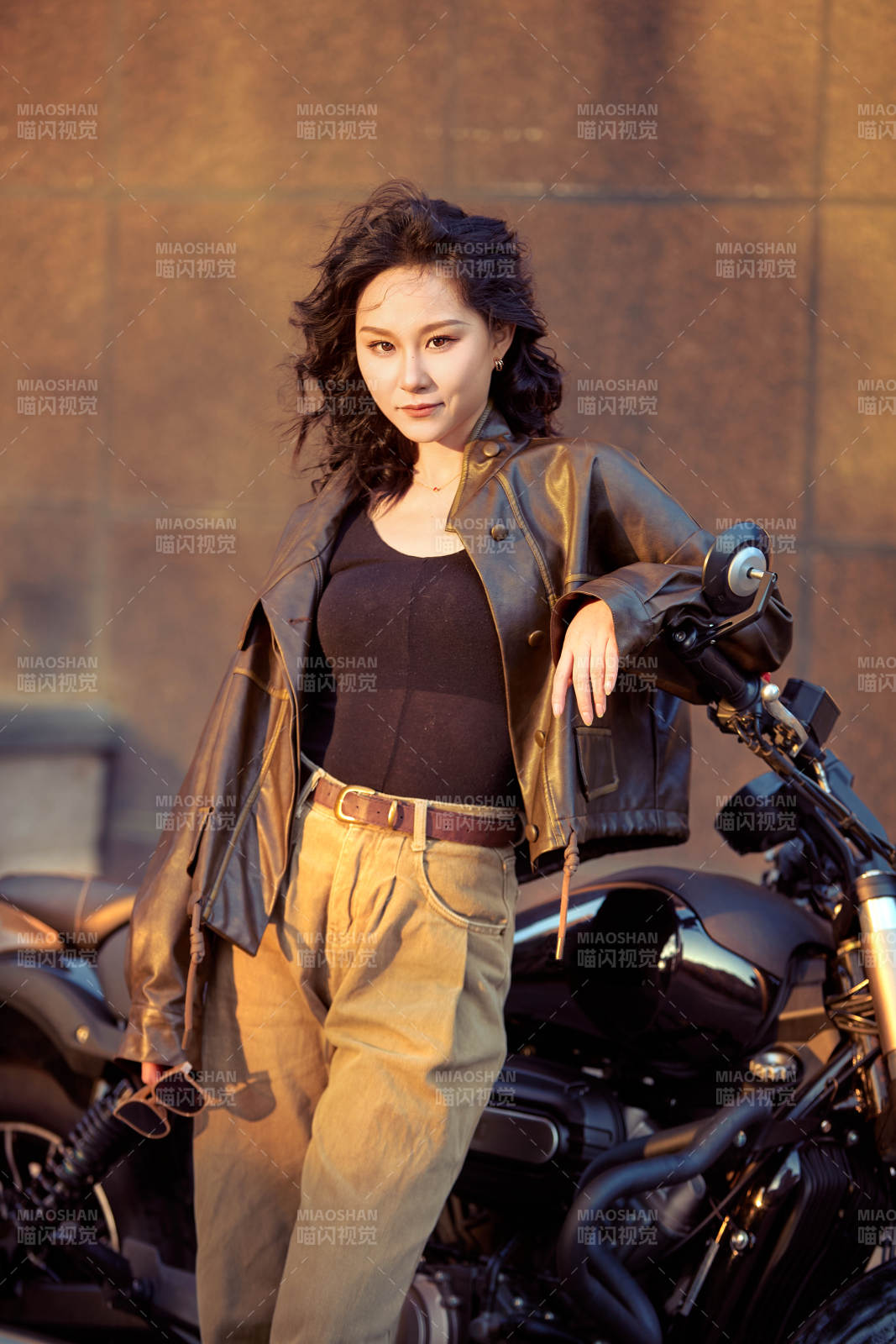 夕阳午后骑复古摩托进行拍照的东方美女