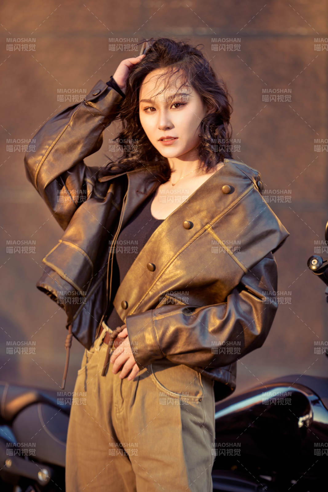 夕陽午后騎復古摩托進行拍照的東方美女