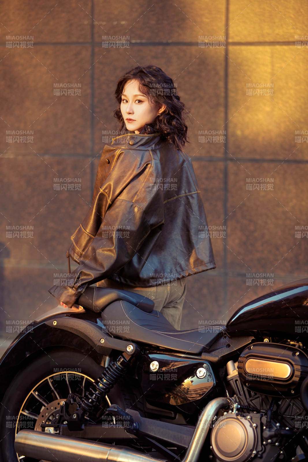 夕阳午后骑复古摩托进行拍照的东方美女