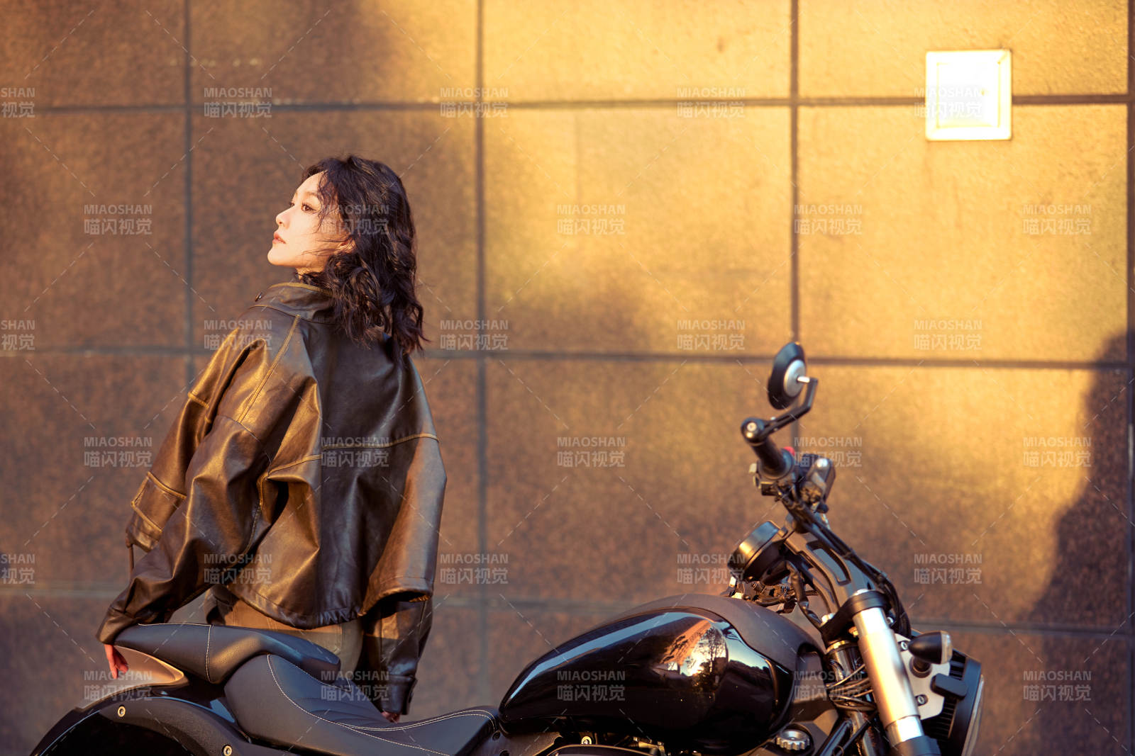 夕陽午后騎復古摩托進行拍照的東方美女