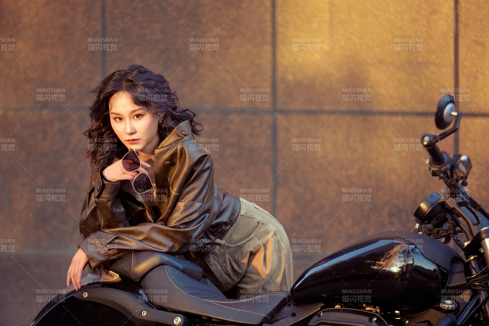 夕陽午后騎復古摩托進行拍照的東方美女