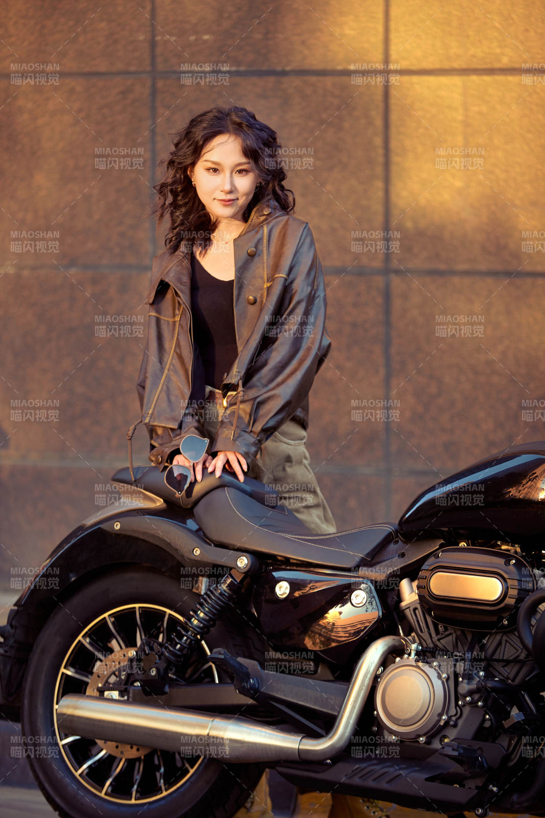 夕陽午后騎復古摩托進行拍照的東方美女