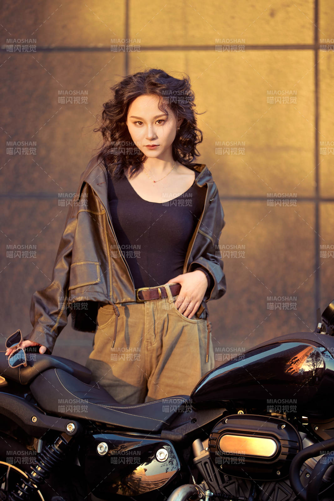 夕阳午后骑复古摩托进行拍照的东方美女