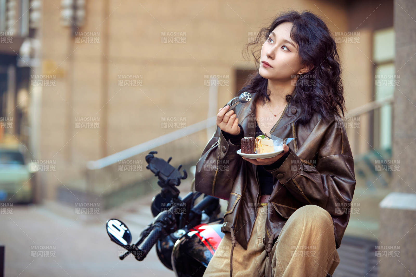 戶外在復(fù)古機車上品嘗甜點的亞洲美女