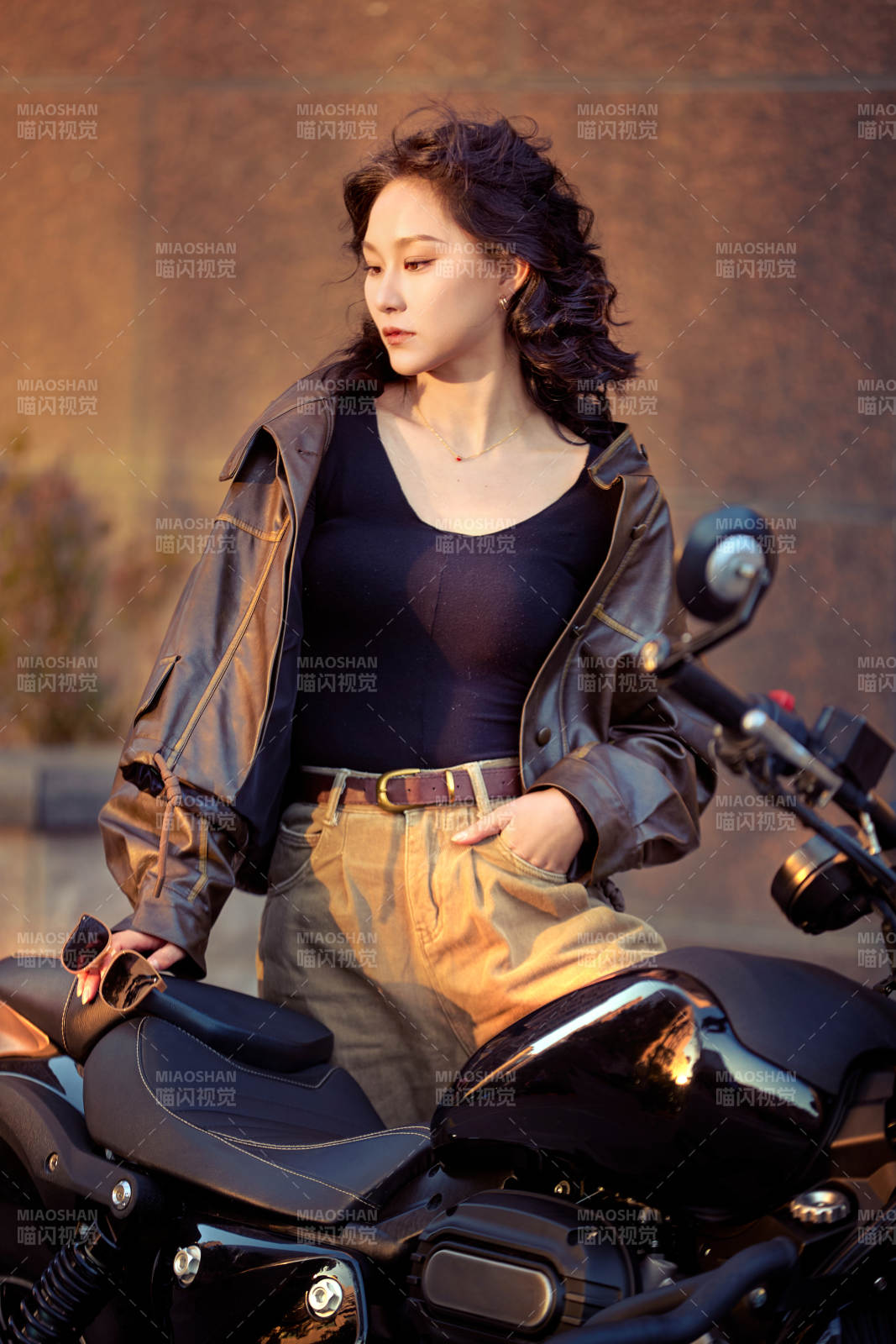 夕陽午后騎復古摩托進行拍照的東方美女