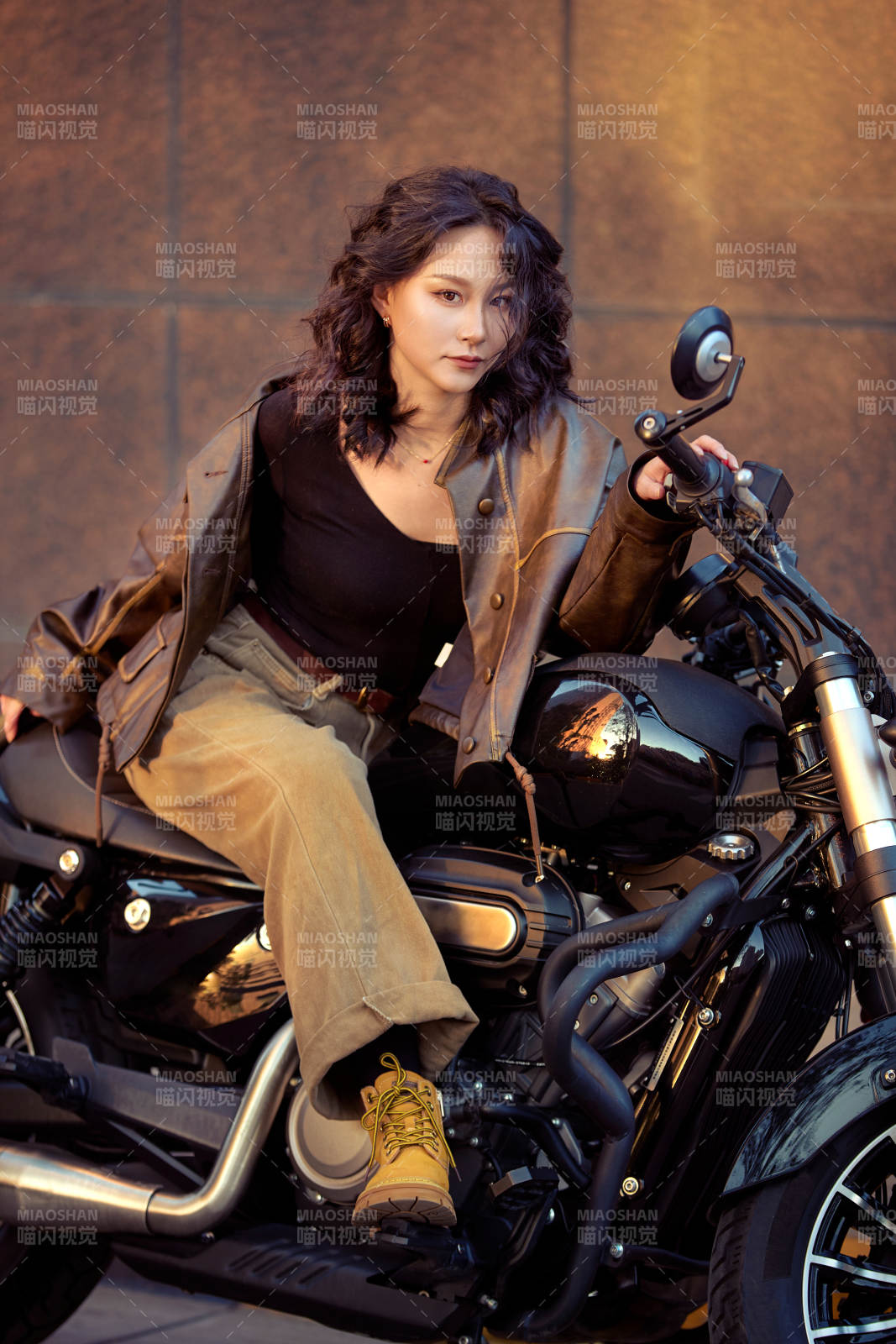 夕陽(yáng)午后騎復(fù)古摩托進(jìn)行拍照的東方美女