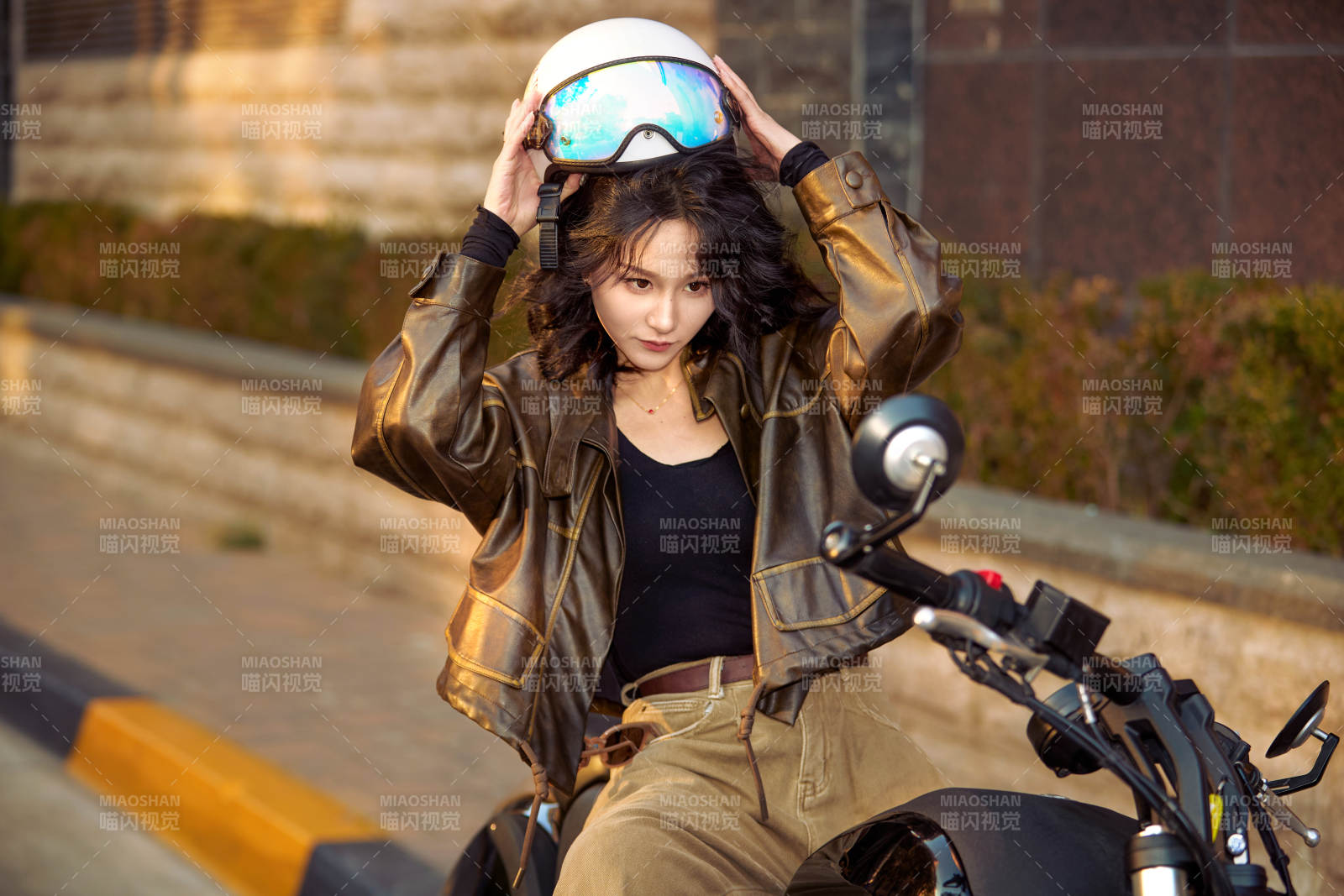 夕阳午后骑复古摩托进行拍照的东方美女图片