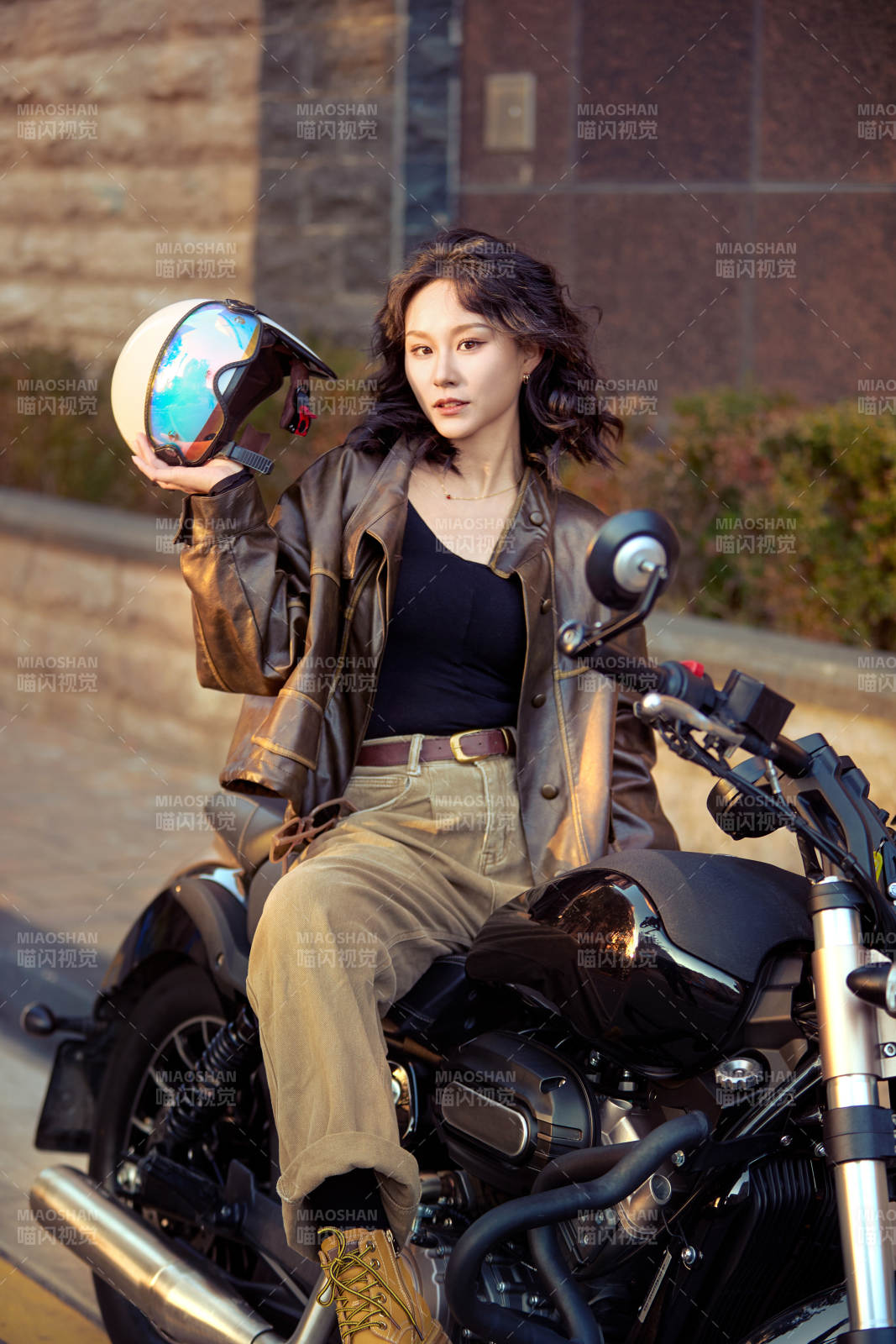 夕陽午后騎復古摩托進行拍照的東方美女