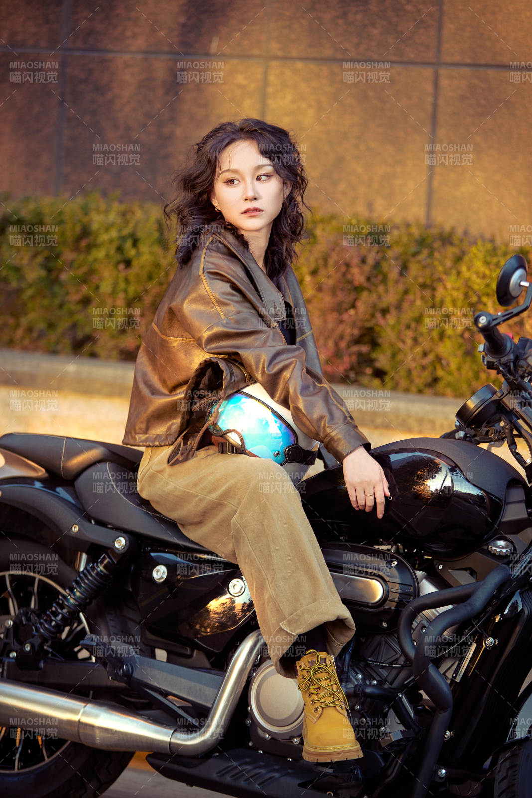 夕陽午后騎復(fù)古摩托進(jìn)行拍照的東方美女