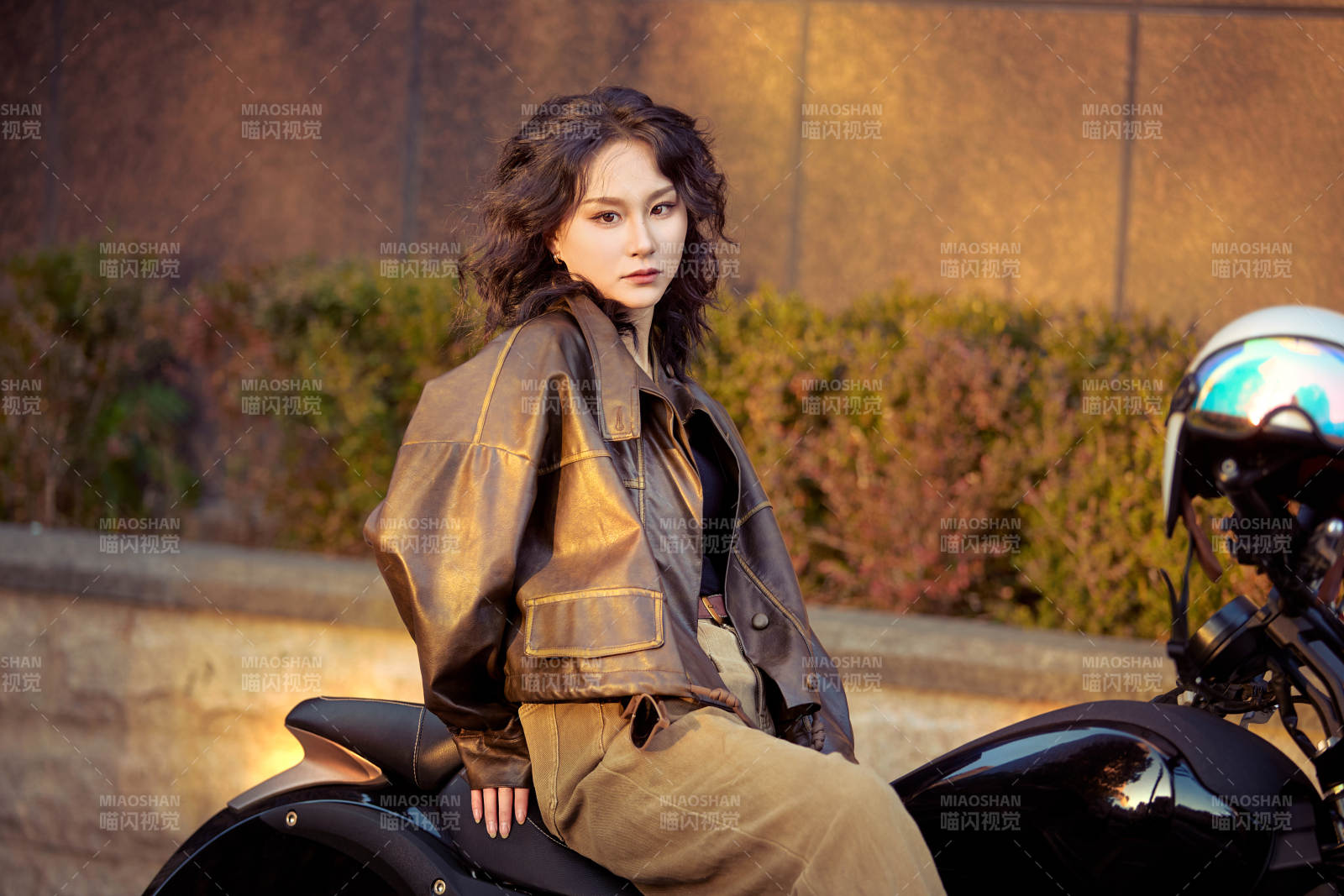 夕陽午后騎復(fù)古摩托進(jìn)行拍照的東方美女