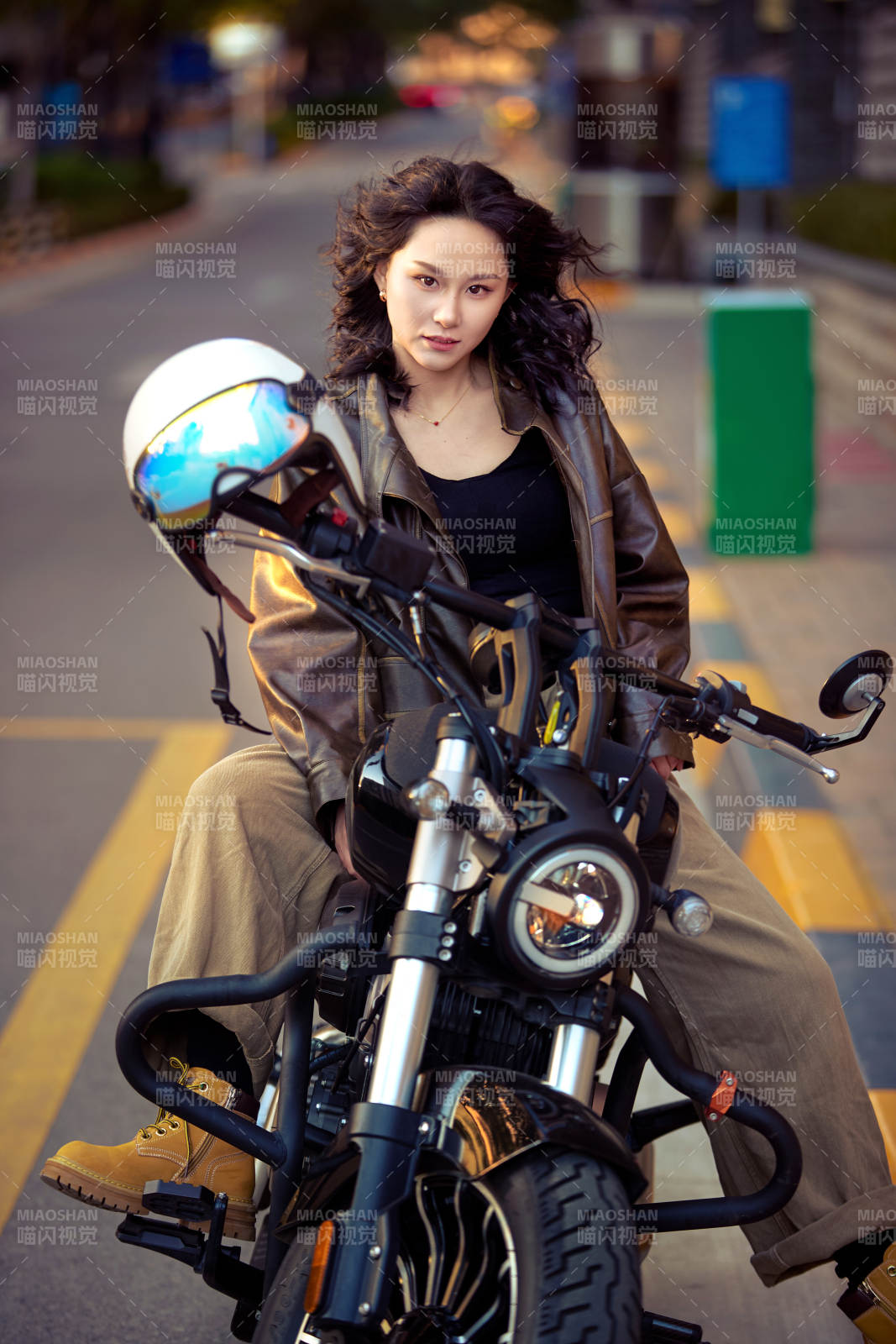 夕阳午后骑复古摩托进行拍照的东方美女