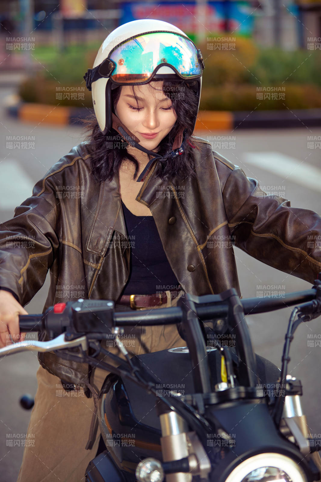 夕阳午后骑复古摩托进行拍照的东方美女