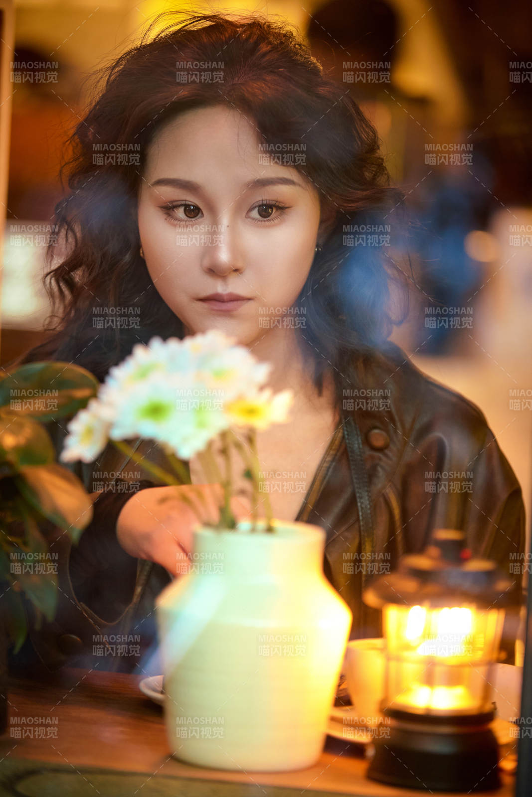 傍晚坐在咖啡店里享受咖啡蛋糕的美女