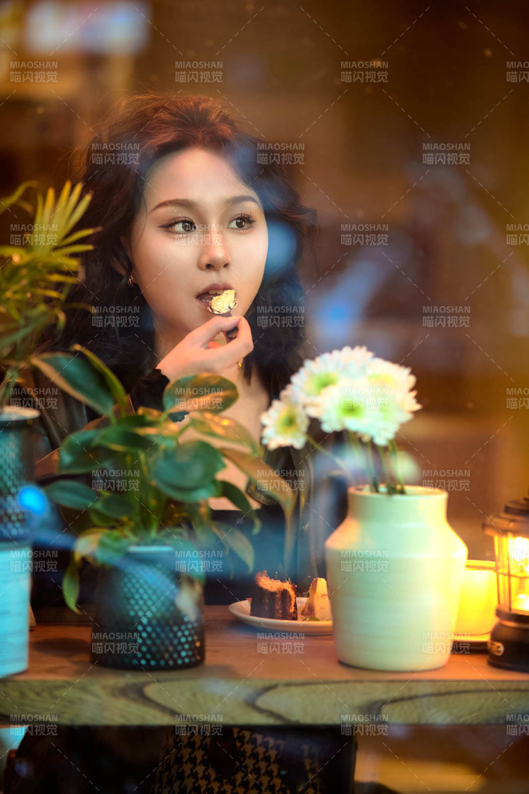 傍晚坐在咖啡店里享受咖啡蛋糕的美女