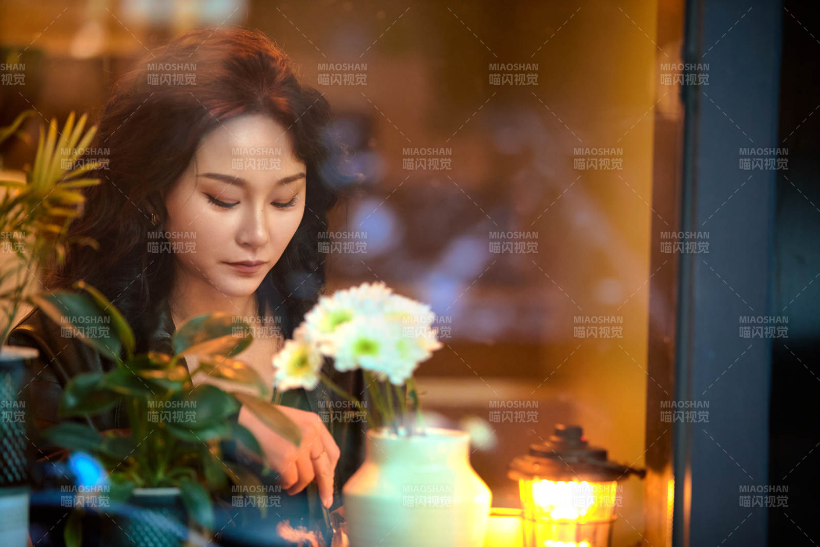 傍晚坐在咖啡店里享受咖啡蛋糕的美女