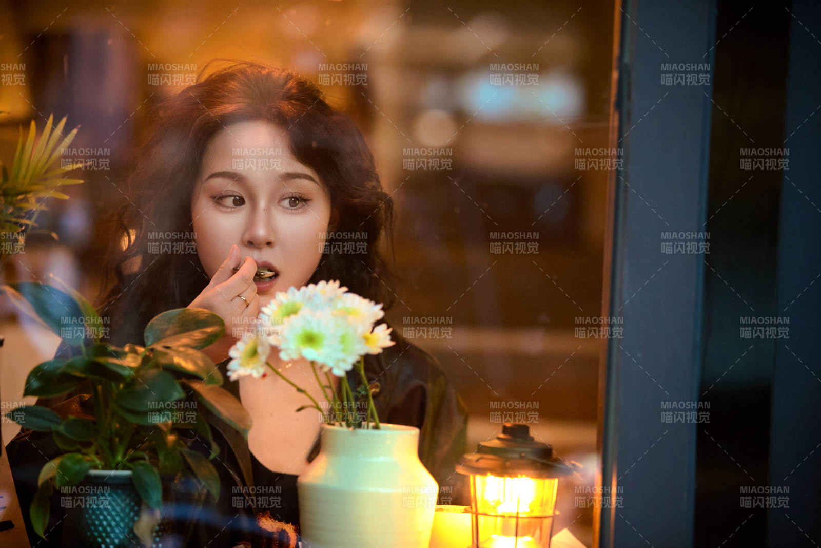 傍晚坐在咖啡店里享受咖啡蛋糕的美女