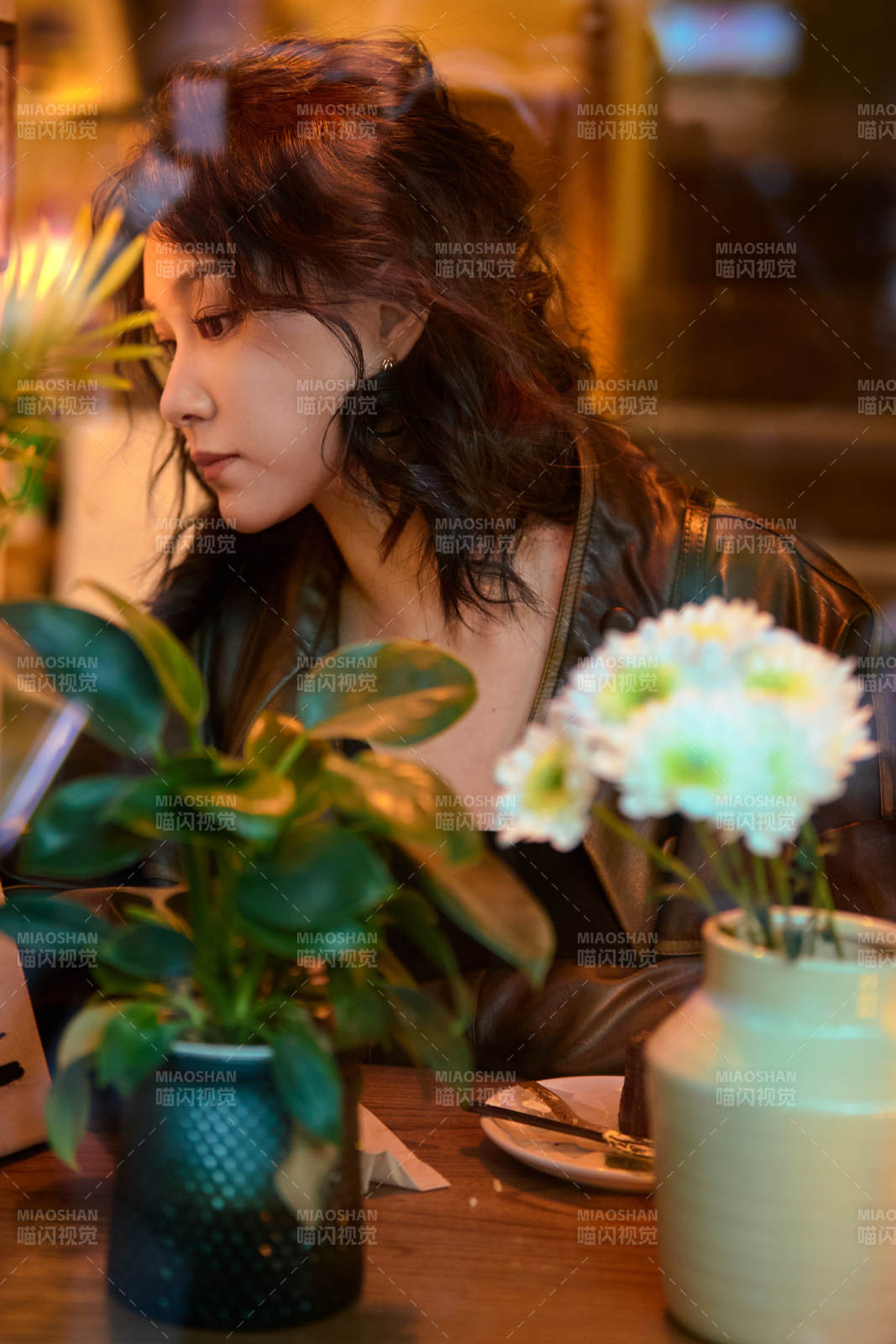 傍晚坐在咖啡店里享受咖啡蛋糕的美女