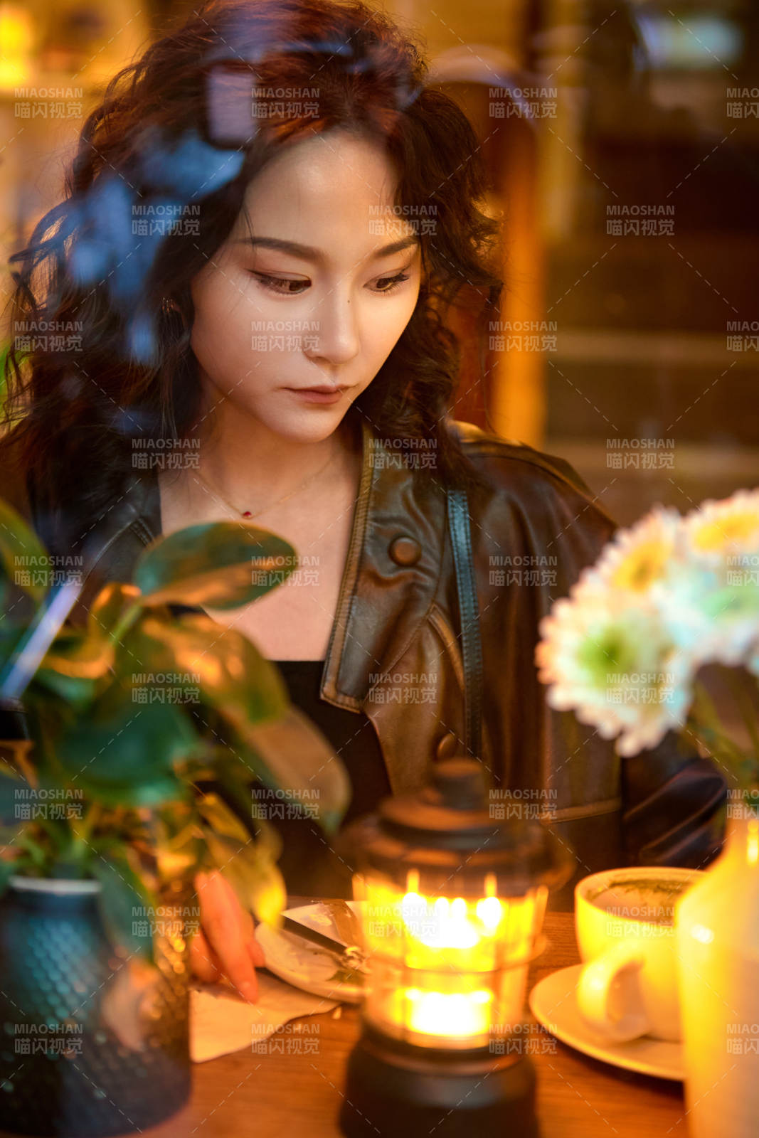 傍晚坐在咖啡店里享受咖啡蛋糕的美女