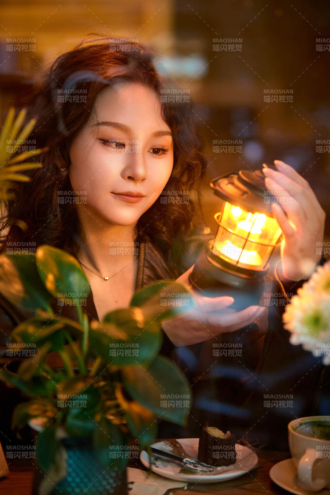 傍晚坐在咖啡店里享受咖啡蛋糕的美女