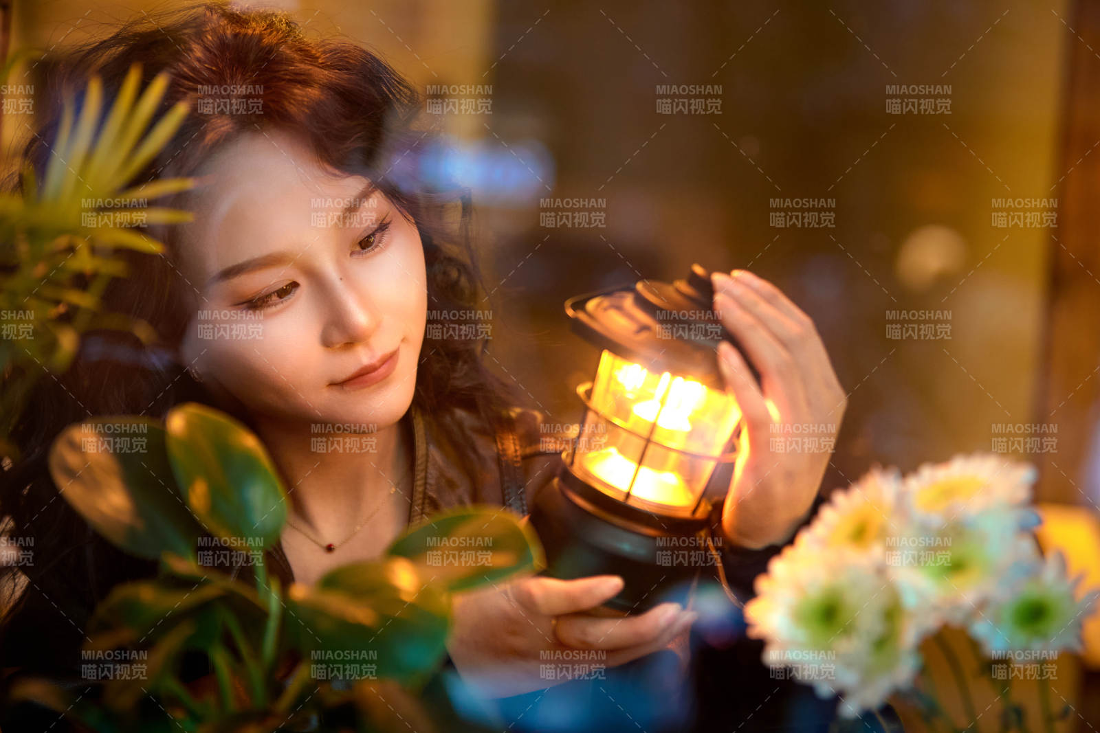 傍晚坐在咖啡店里享受咖啡蛋糕的美女