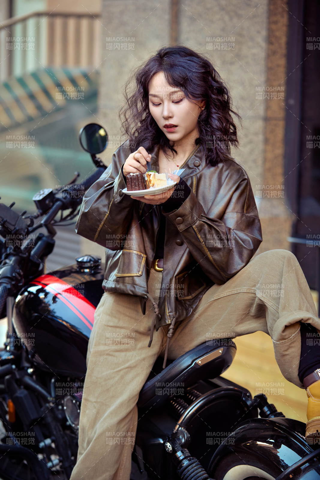 户外在复古机车上品尝甜点的亚洲美女