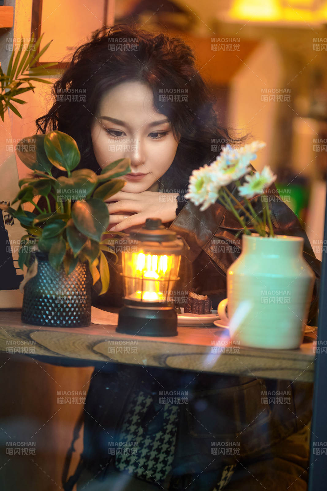 傍晚坐在咖啡店里享受咖啡蛋糕的美女