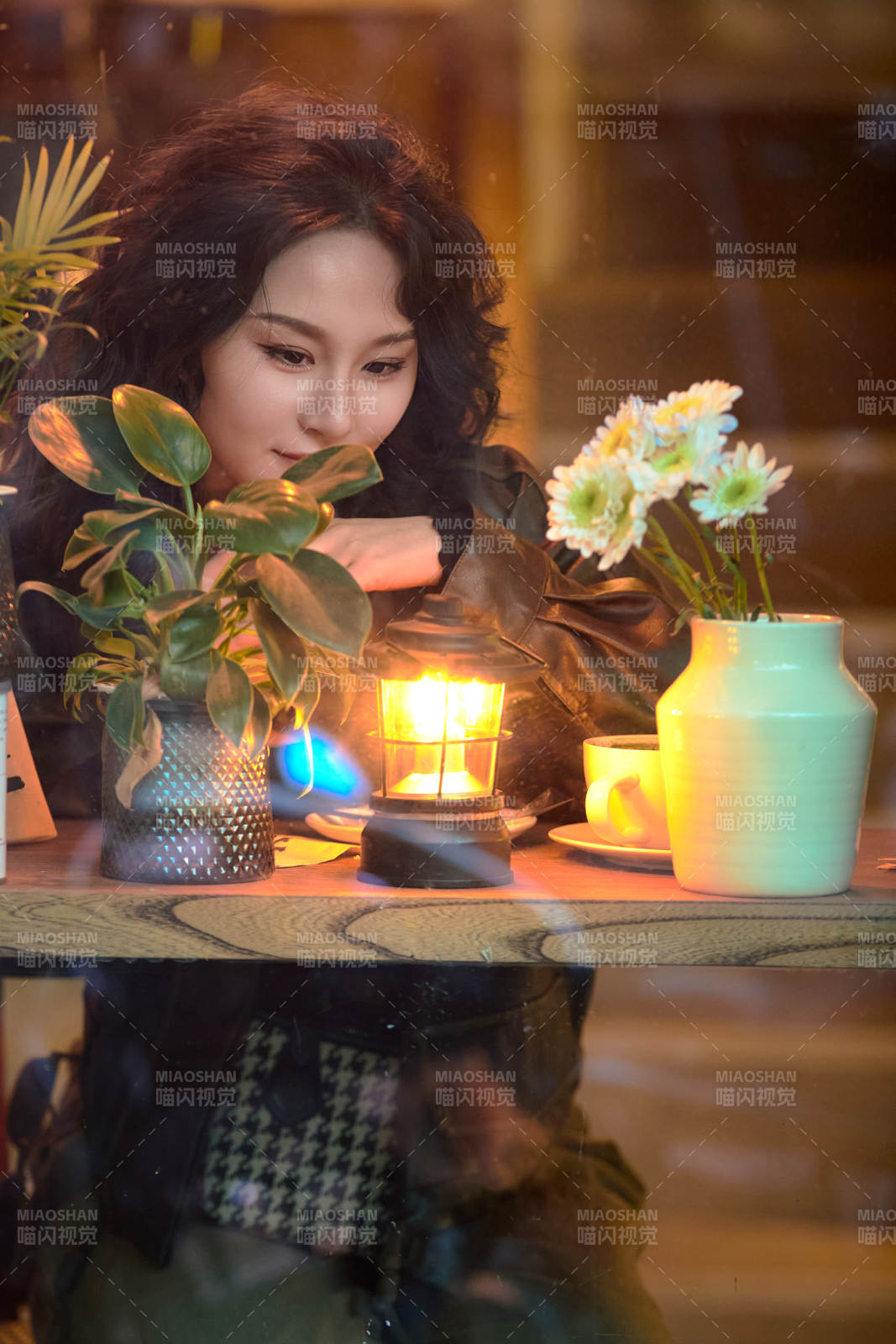 傍晚坐在咖啡店里享受咖啡蛋糕的美女