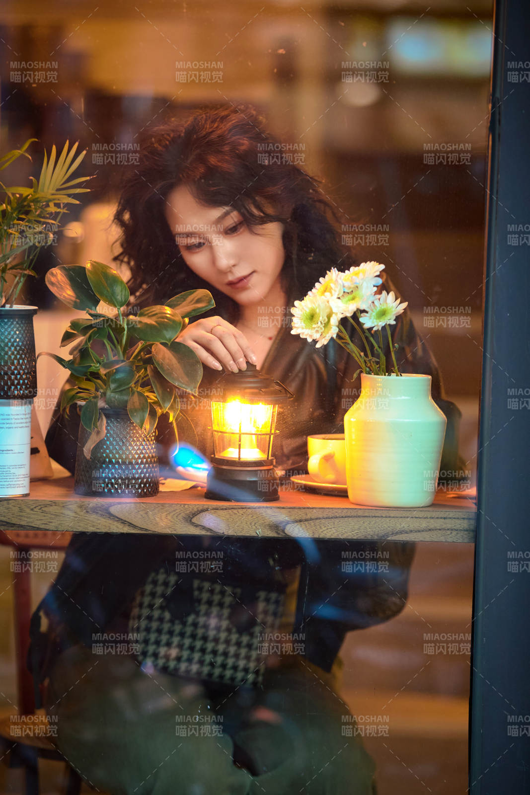 傍晚坐在咖啡店里享受咖啡蛋糕的美女