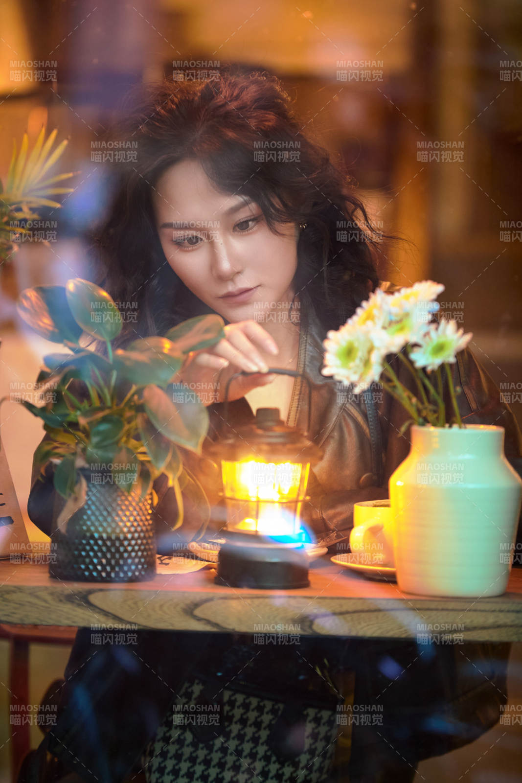 傍晚坐在咖啡店里享受咖啡蛋糕的美女