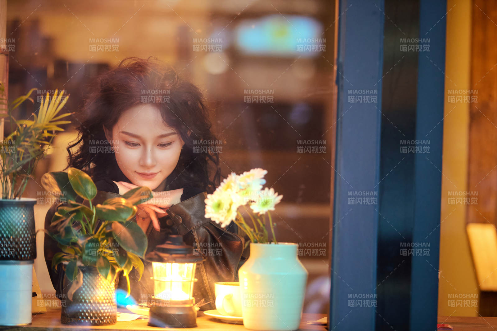 傍晚坐在咖啡店里享受咖啡蛋糕的美女