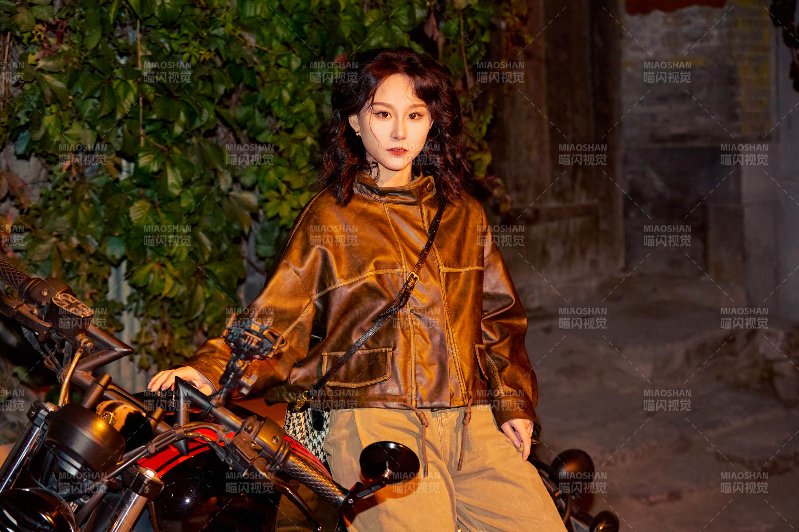 夜色下騎復古摩托車的亞洲美女