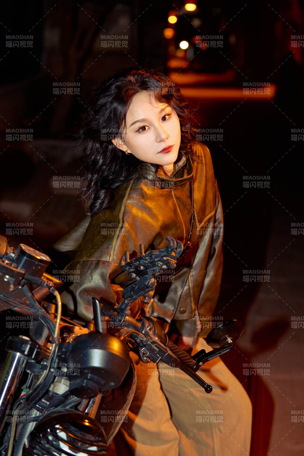 夜色下騎復(fù)古摩托車的亞洲美女