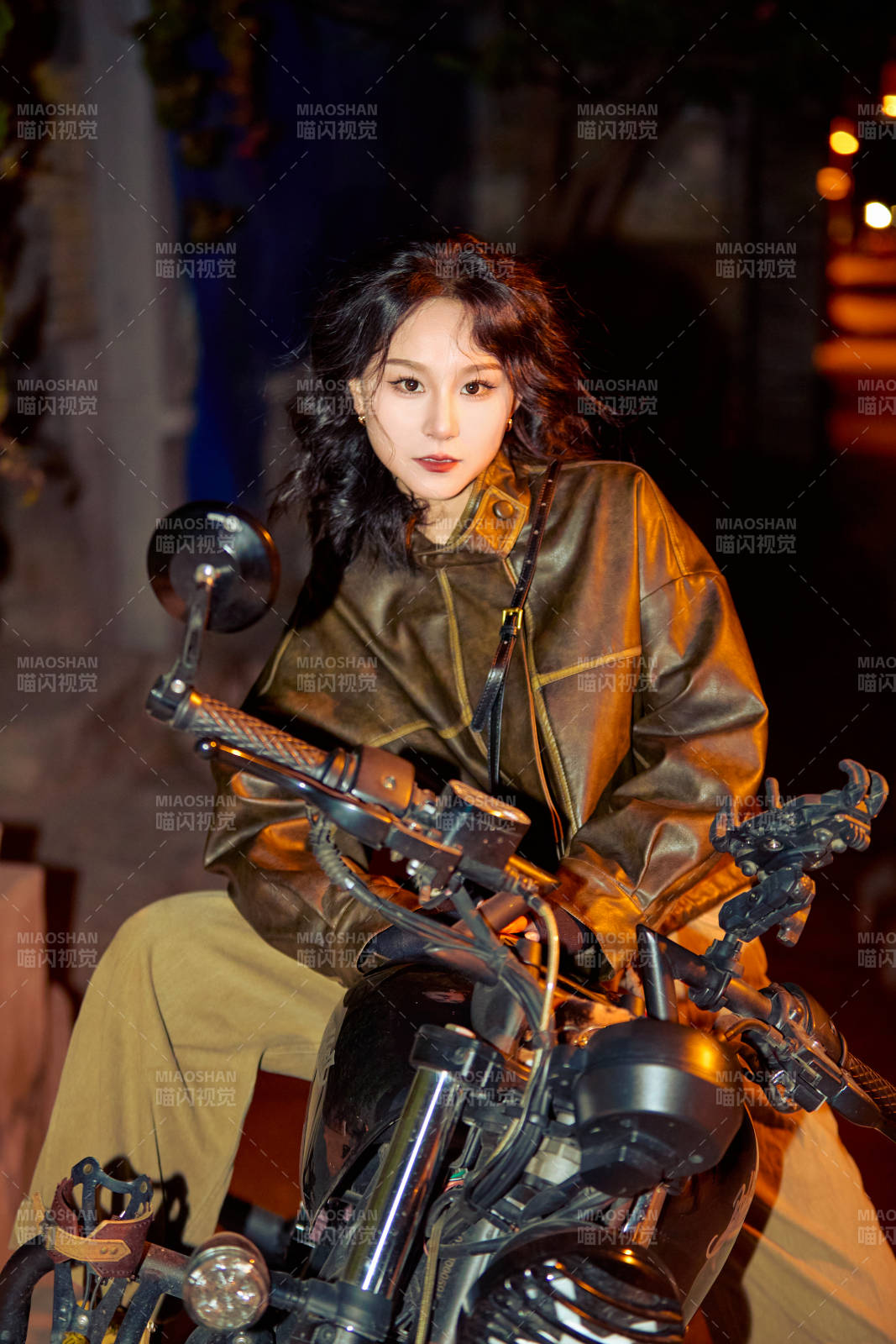 夜色下騎復古摩托車的亞洲美女