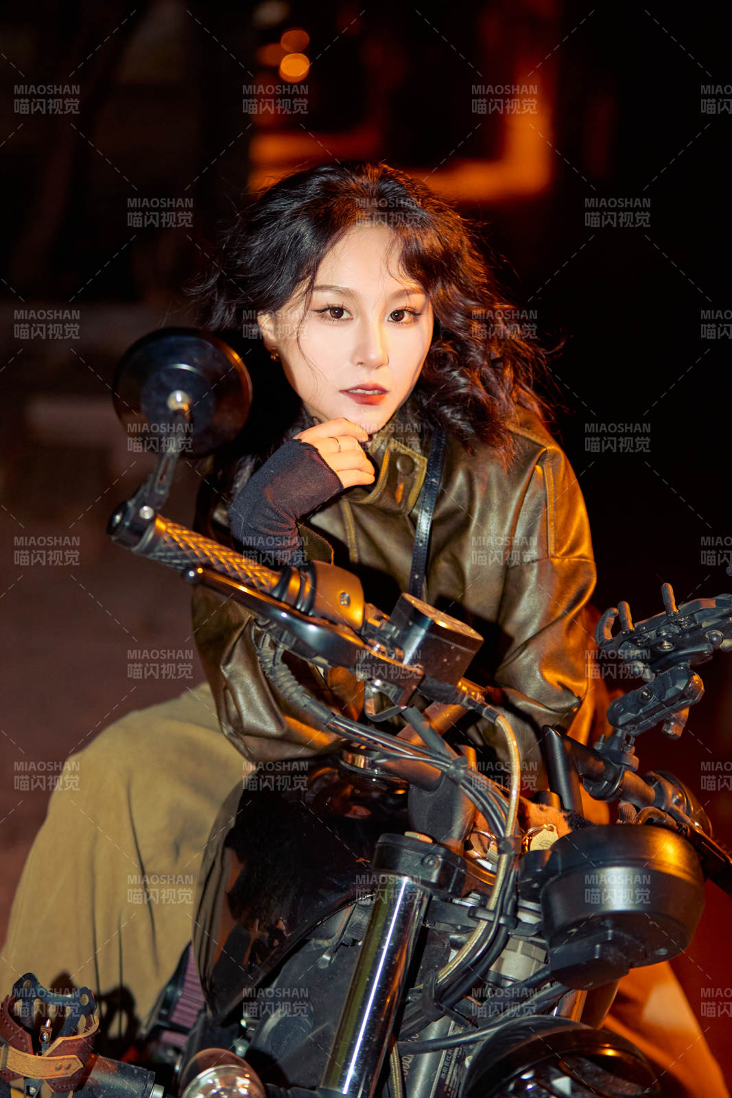 夜色下騎復古摩托車的亞洲美女