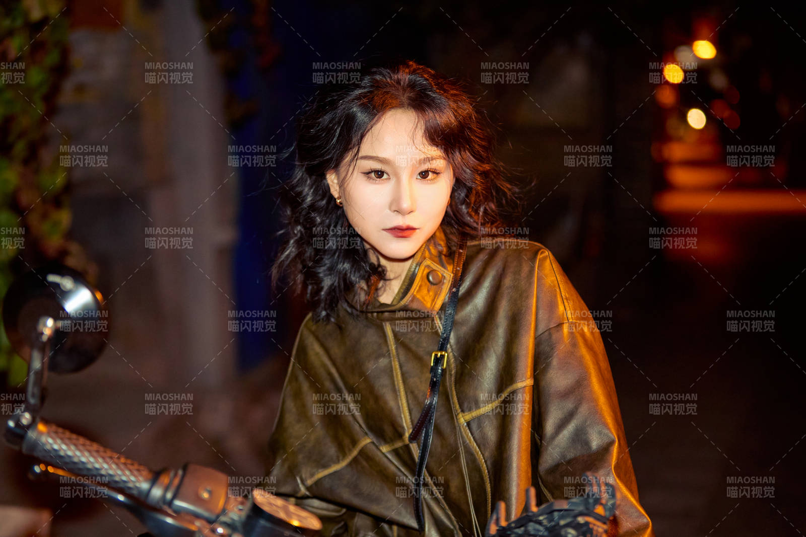 夜色下騎復古摩托車的亞洲美女