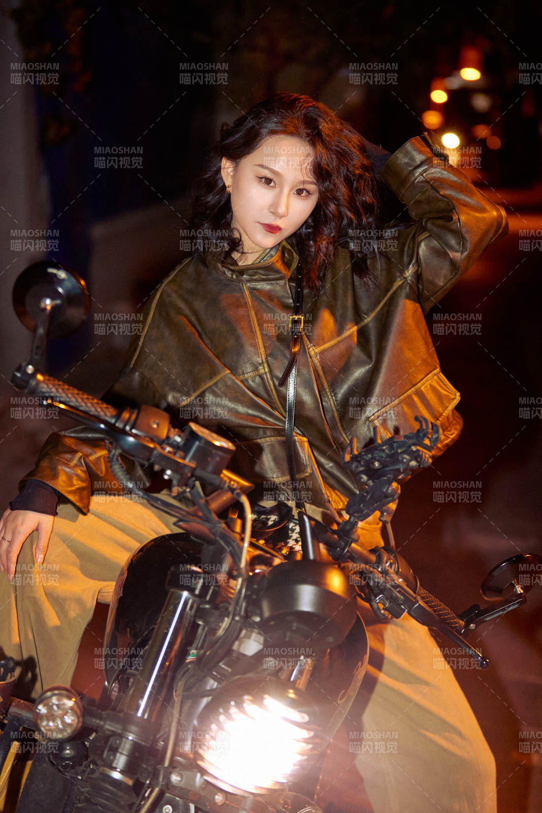 夜色下騎復古摩托車的亞洲美女