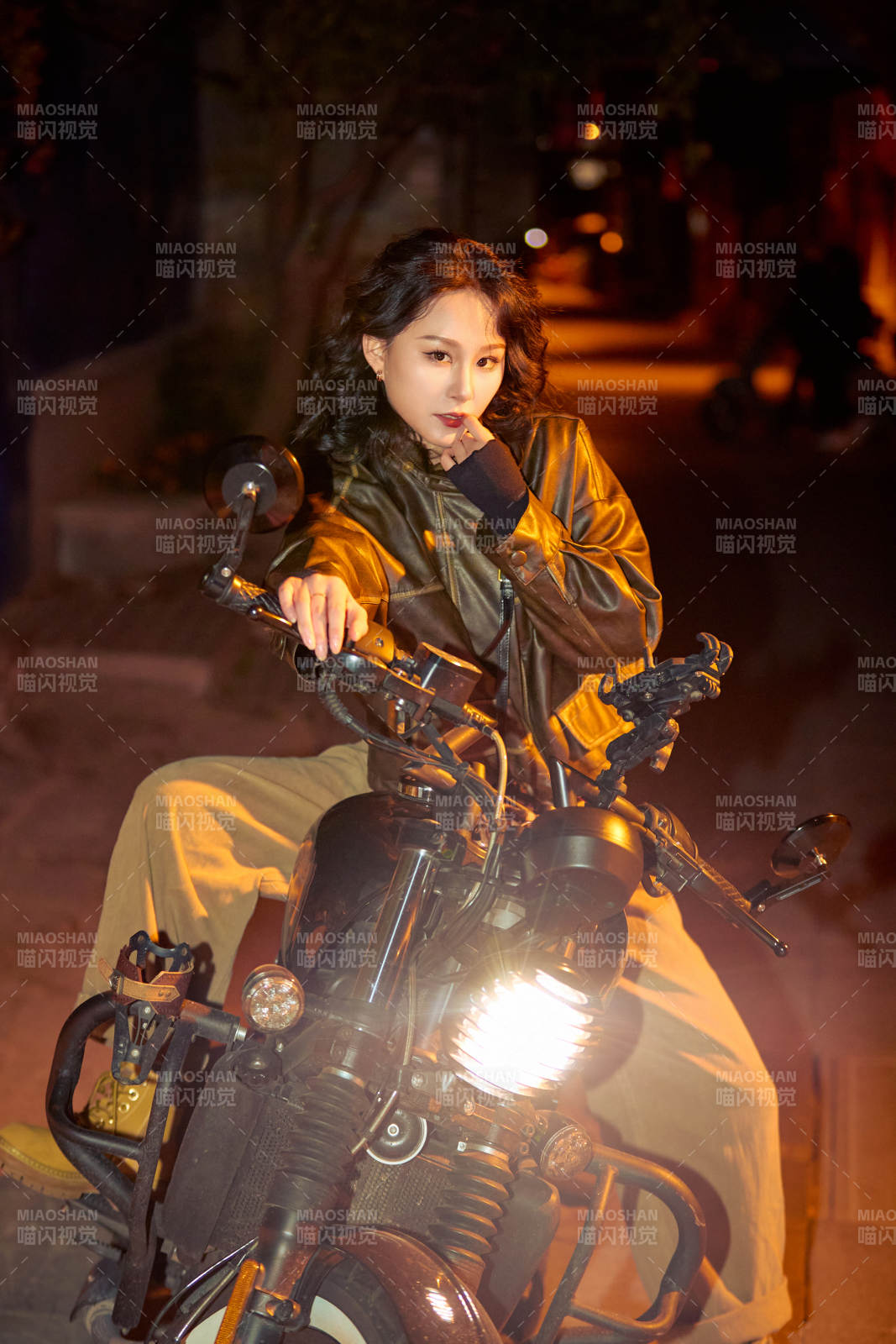 夜色下騎復古摩托車的亞洲美女