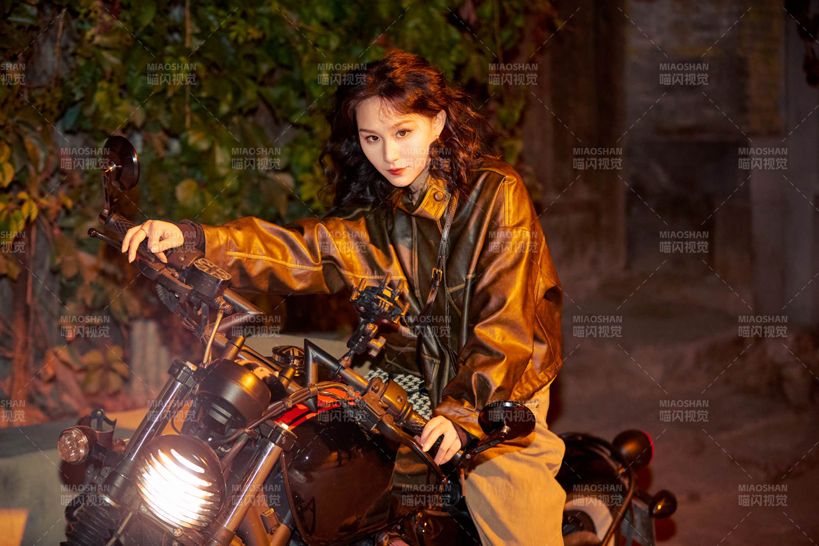 夜色下騎復(fù)古摩托車(chē)的亞洲美女
