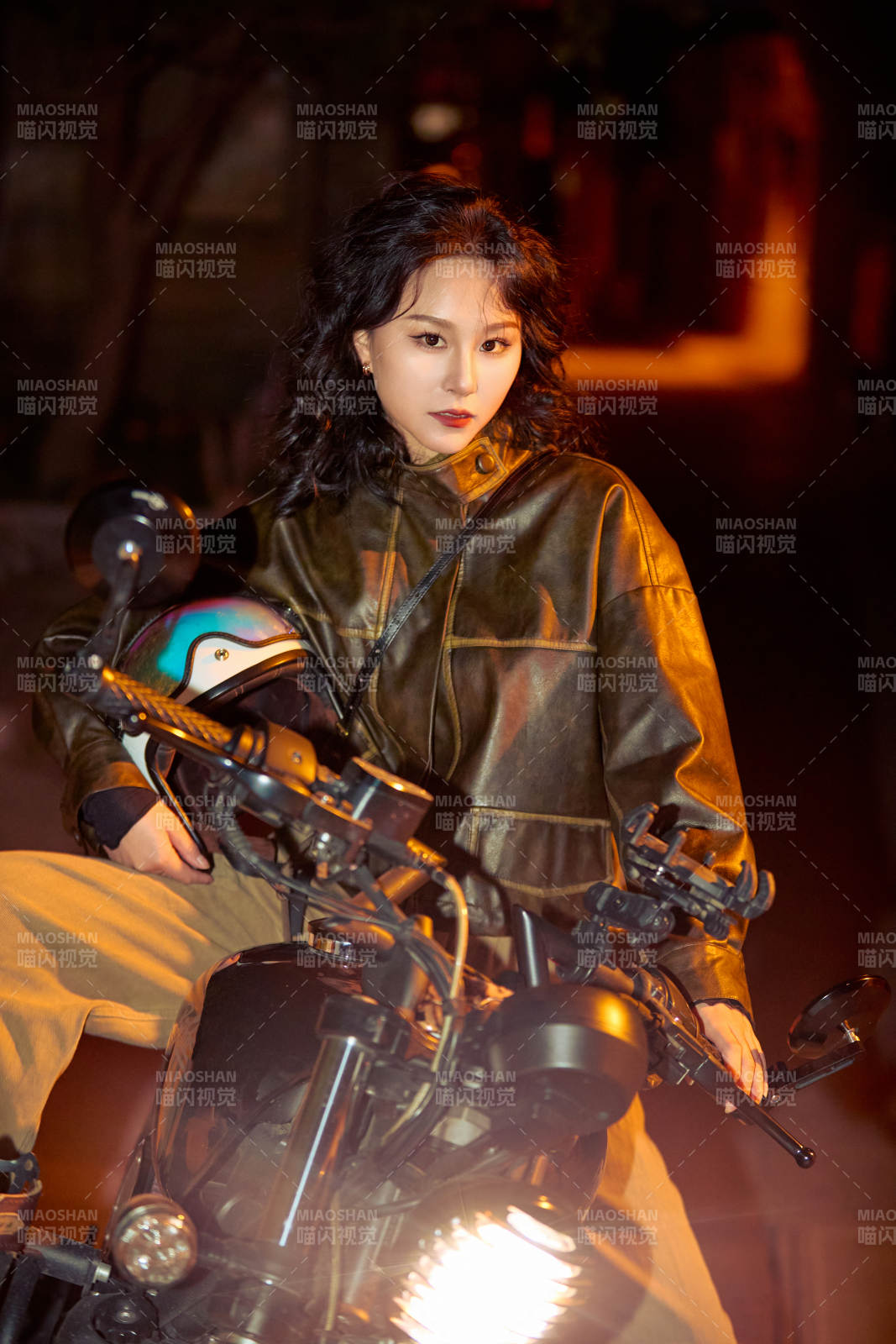 夜色下騎復古摩托車的亞洲美女