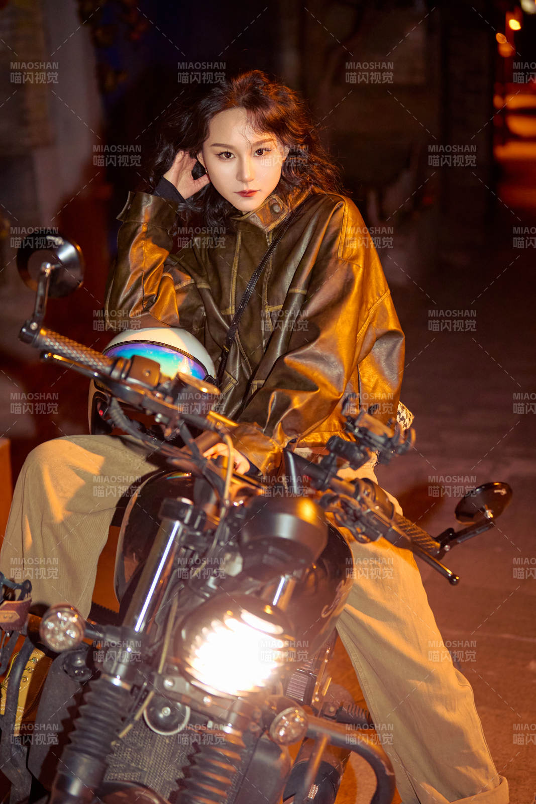 夜色下騎復(fù)古摩托車的亞洲美女