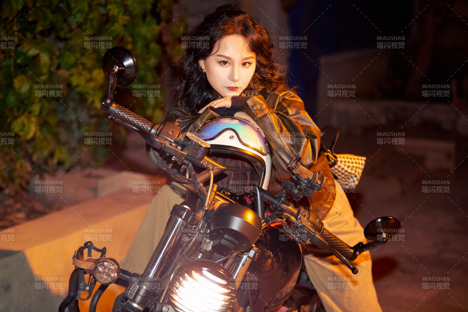 夜色下騎復古摩托車的亞洲美女