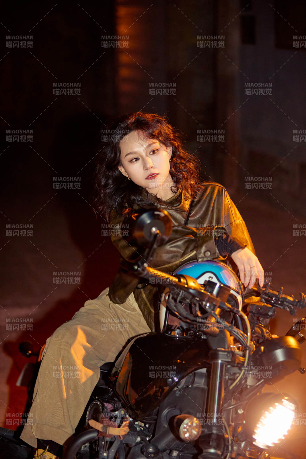 夜色下騎復古摩托車的亞洲美女