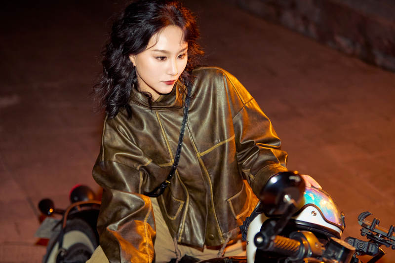 夜色下骑复古摩托车的亚洲美女