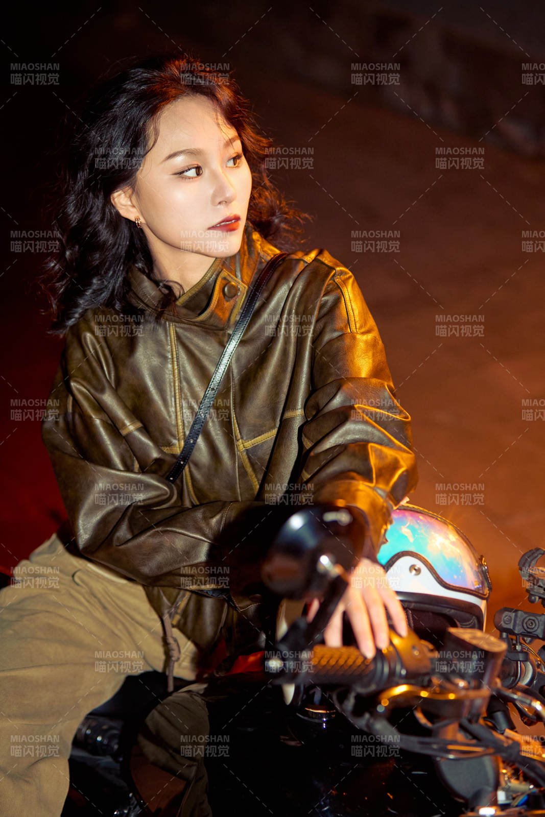 夜色下騎復古摩托車的亞洲美女