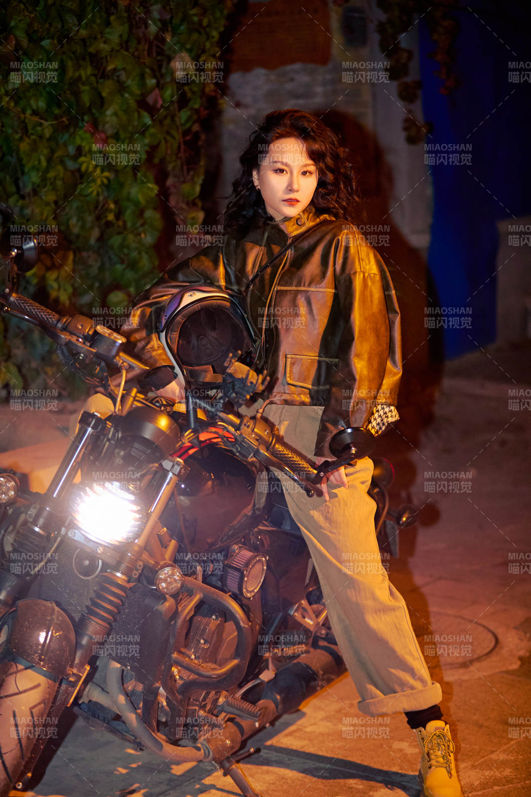 夜色下騎復古摩托車的亞洲美女