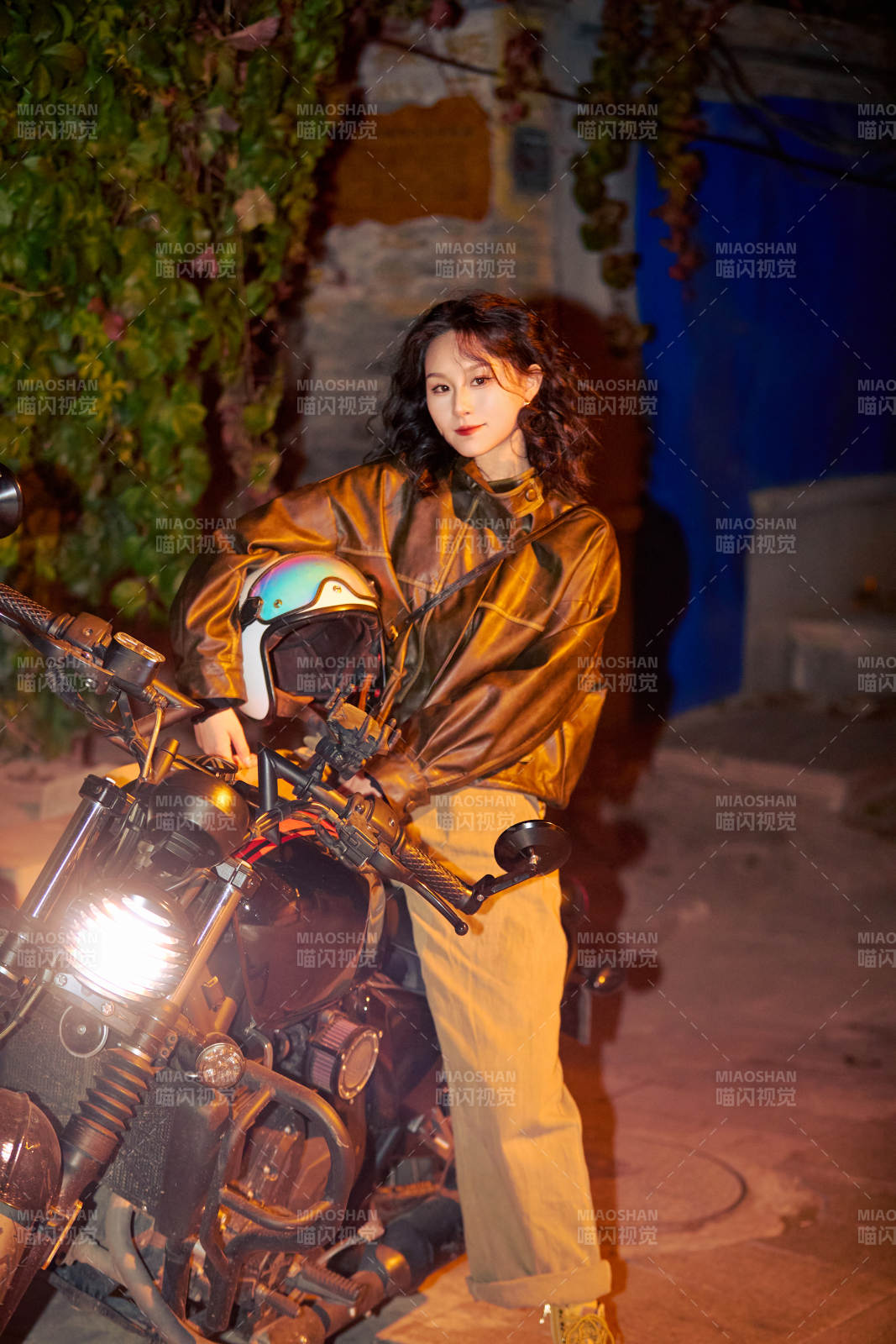 夜色下騎復古摩托車的亞洲美女