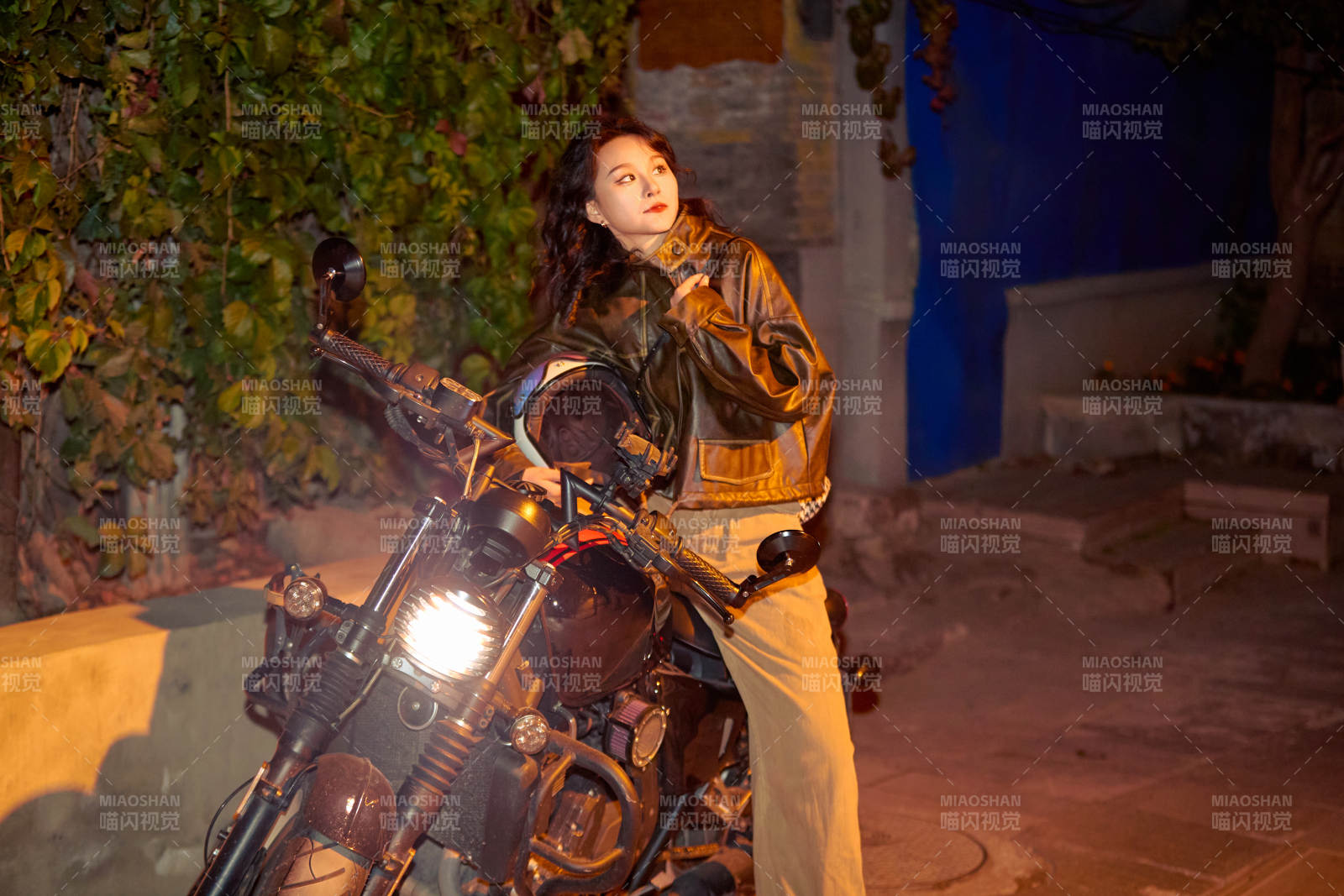 夜色下騎復古摩托車的亞洲美女