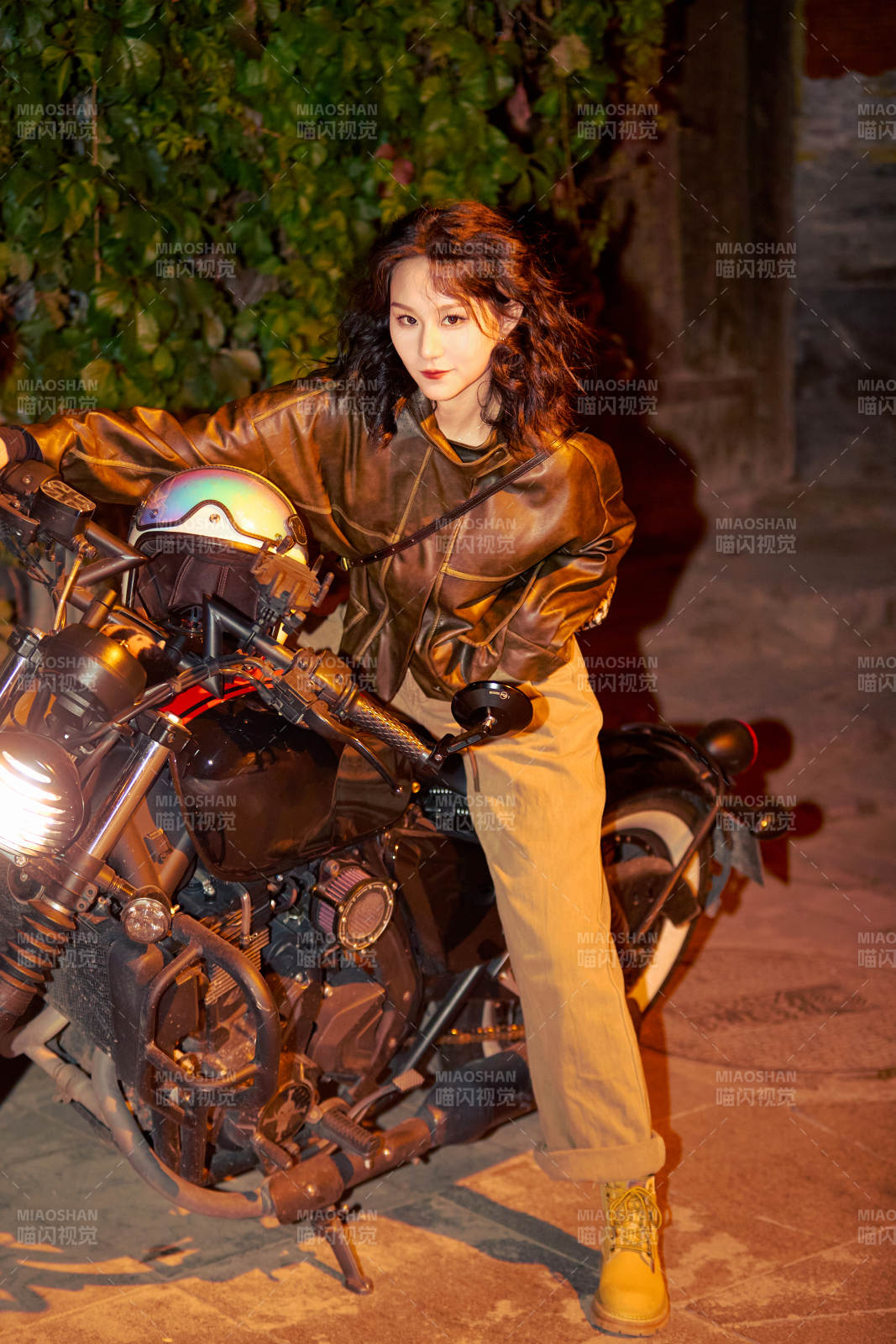 夜色下騎復古摩托車的亞洲美女